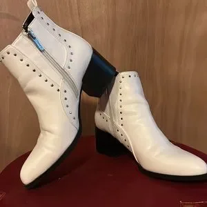 Circus white boots 2025